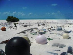 Foto: Naplavljeni plastični odpadki, Papahanaumokuakea Marine National Monument, 2006, foto: © Paulo Maurin/NOAA