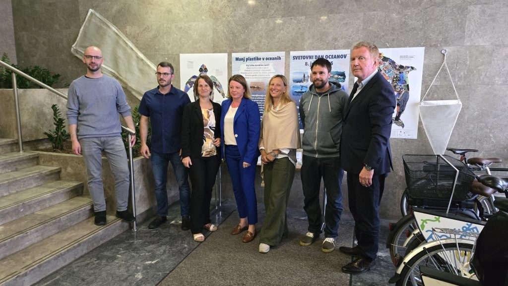 IzVRS ob Svetovnem dnevu oceanov pripravil razstavo o morskih odpadkih v slovenskem morju